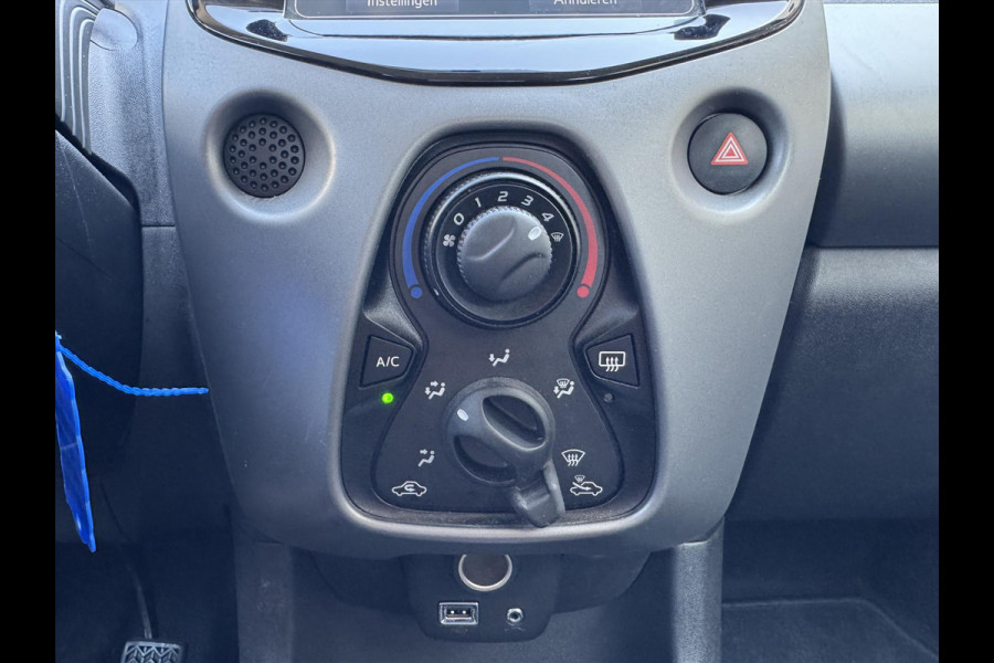 Toyota Aygo 1.0 VVT-i X-Joy | Apple CarPlay/Android Auto, Lichtmetalen velgen, Parkeercamera, Stuurbediening, In hoogte verstelbare stoel