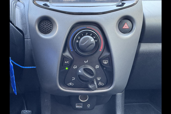 Toyota Aygo 1.0 VVT-i X-Joy | Apple CarPlay/Android Auto, Lichtmetalen velgen, Parkeercamera, Stuurbediening, In hoogte verstelbare stoel