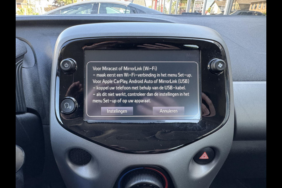 Toyota Aygo 1.0 VVT-i X-Joy | Apple CarPlay/Android Auto, Lichtmetalen velgen, Parkeercamera, Stuurbediening, In hoogte verstelbare stoel