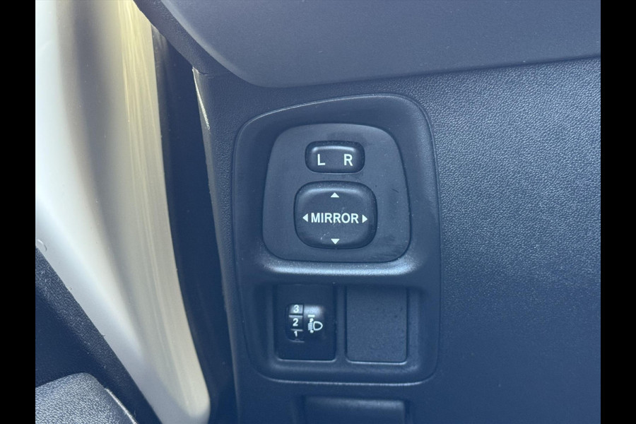 Toyota Aygo 1.0 VVT-i X-Joy | Apple CarPlay/Android Auto, Lichtmetalen velgen, Parkeercamera, Stuurbediening, In hoogte verstelbare stoel