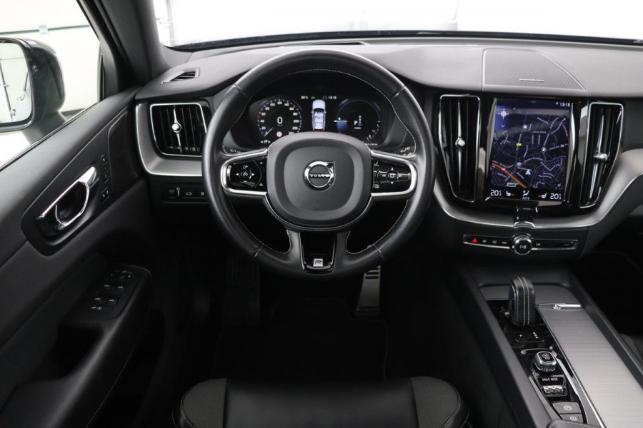 Volvo XC60 2.0 Recharge T8 AWD R Design | Panoramadak | Head-Up | Trekhaak | Harman/Kardon | Camera | Adaptive cruise | Stoelverwarming | Memory | Navigatie