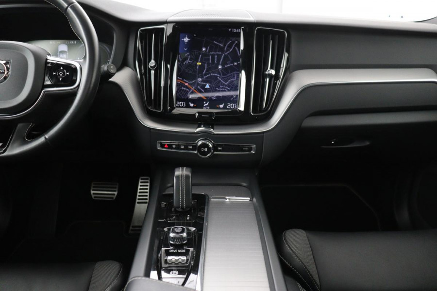 Volvo XC60 2.0 Recharge T8 AWD R Design | Panoramadak | Head-Up | Trekhaak | Harman/Kardon | Camera | Adaptive cruise | Stoelverwarming | Memory | Navigatie