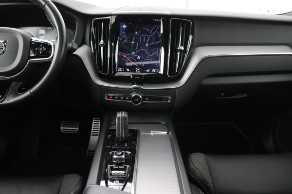 Volvo XC60 2.0 Recharge T8 AWD R Design | Panoramadak | Head-Up | Trekhaak | Harman/Kardon | Camera | Adaptive cruise | Stoelverwarming | Memory | Navigatie