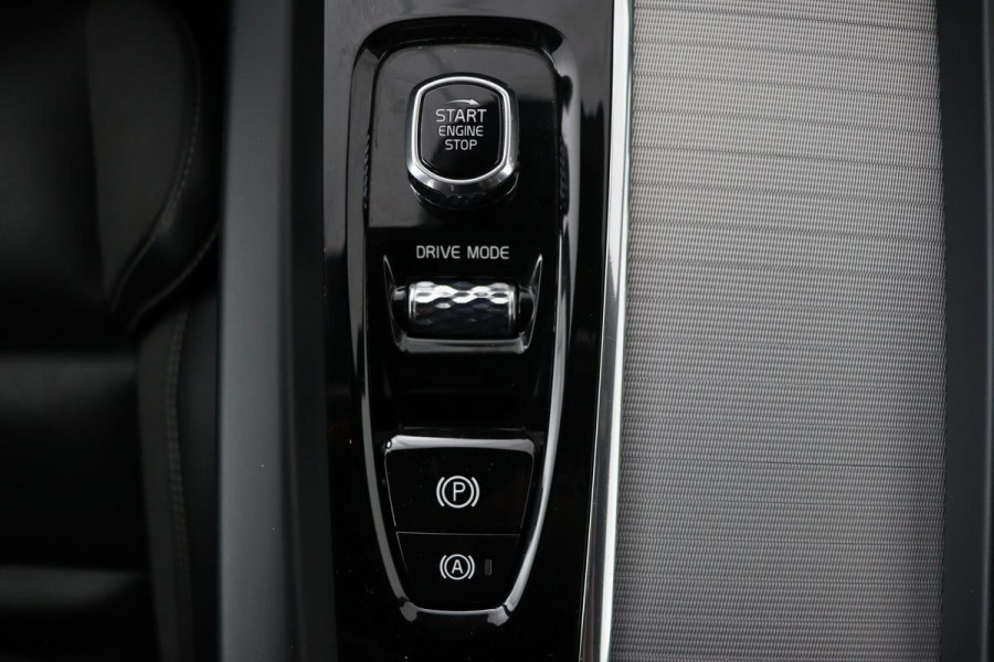 Volvo XC60 2.0 Recharge T8 AWD R Design | Panoramadak | Head-Up | Trekhaak | Harman/Kardon | Camera | Adaptive cruise | Stoelverwarming | Memory | Navigatie