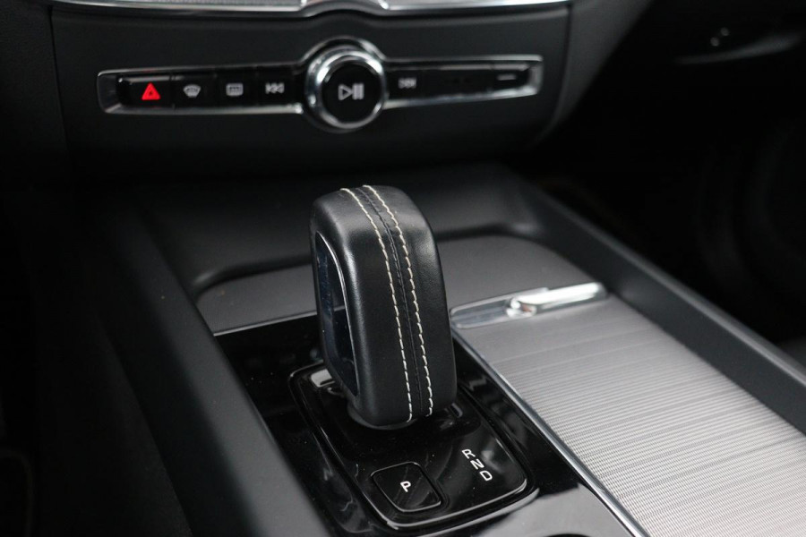 Volvo XC60 2.0 Recharge T8 AWD R Design | Panoramadak | Head-Up | Trekhaak | Harman/Kardon | Camera | Adaptive cruise | Stoelverwarming | Memory | Navigatie