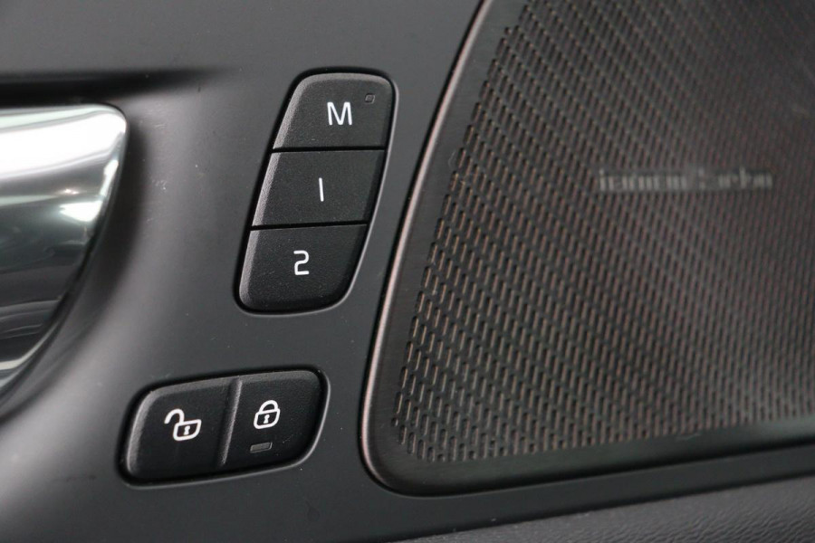 Volvo XC60 2.0 Recharge T8 AWD R Design | Panoramadak | Head-Up | Trekhaak | Harman/Kardon | Camera | Adaptive cruise | Stoelverwarming | Memory | Navigatie