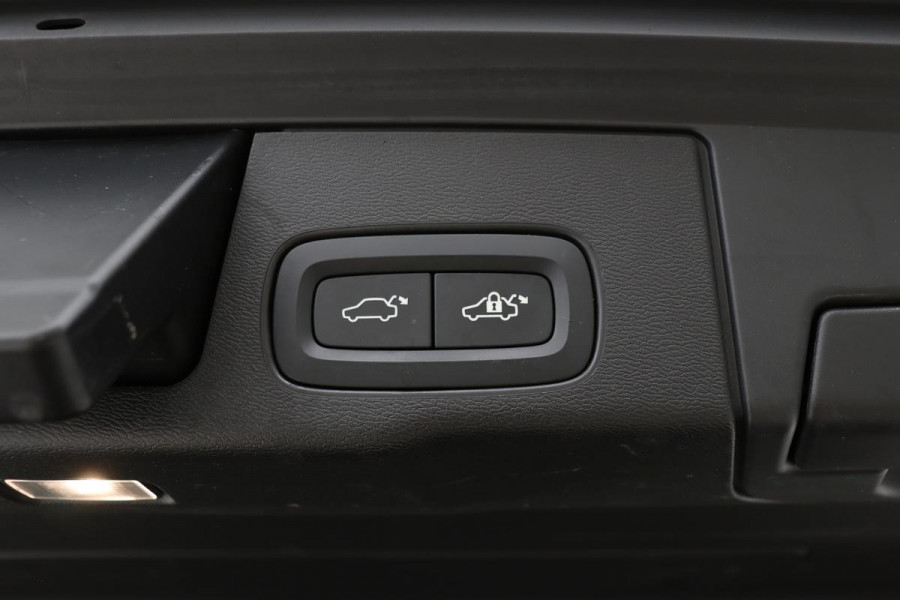 Volvo XC60 2.0 Recharge T8 AWD R Design | Panoramadak | Head-Up | Trekhaak | Harman/Kardon | Camera | Adaptive cruise | Stoelverwarming | Memory | Navigatie