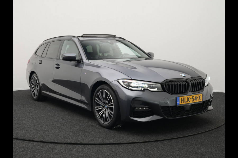 BMW 3 Serie Touring 330e M Sport Plug In Hybrid Dealer O.H. PHEV | Panodak | Lederen Sportstoelen Verwarmd | Adaptive Cruise | Navigatie | Apple Carplay | Camera | DAB | Sfeerverlichting |
