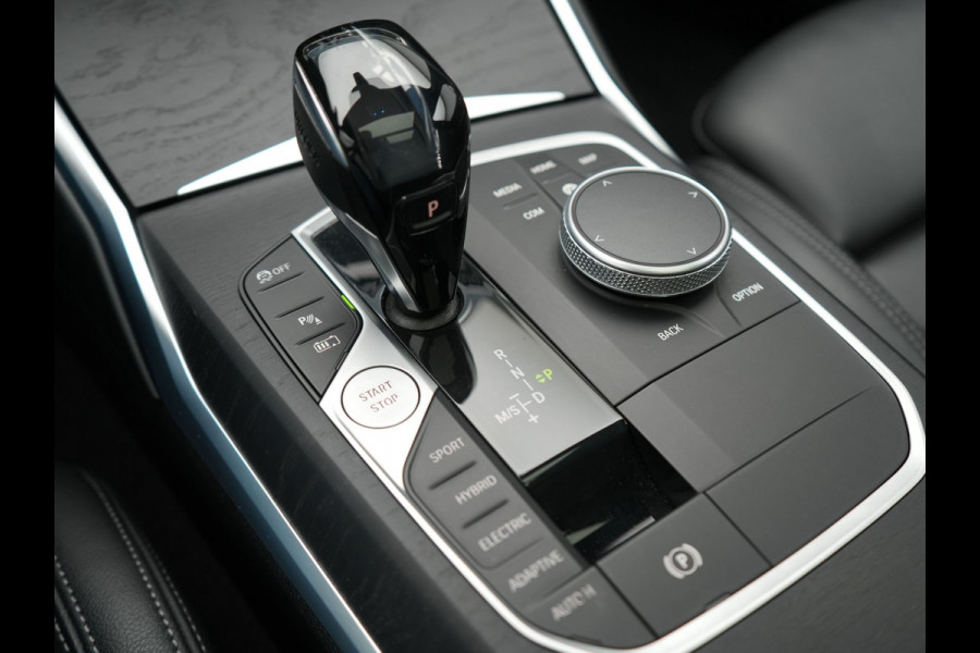 BMW 3 Serie Touring 330e M Sport Plug In Hybrid Dealer O.H. PHEV | Panodak | Lederen Sportstoelen Verwarmd | Adaptive Cruise | Navigatie | Apple Carplay | Camera | DAB | Sfeerverlichting |