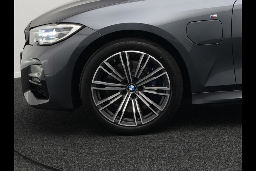 BMW 3 Serie Touring 330e M Sport Plug In Hybrid Dealer O.H. PHEV | Panodak | Lederen Sportstoelen Verwarmd | Adaptive Cruise | Navigatie | Apple Carplay | Camera | DAB | Sfeerverlichting |