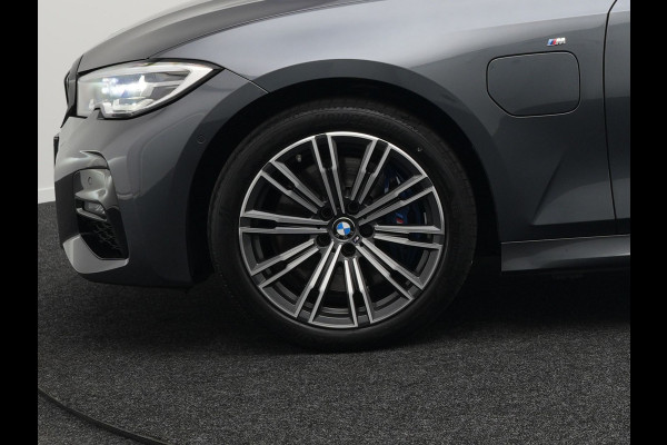 BMW 3 Serie Touring 330e M Sport Plug In Hybrid Dealer O.H. PHEV | Panodak | Lederen Sportstoelen Verwarmd | Adaptive Cruise | Navigatie | Apple Carplay | Camera | DAB | Sfeerverlichting |
