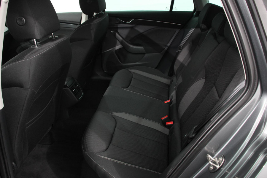 Škoda Kamiq 1.0 TSI 110pk Ambition | Navigatie | Apple Carplay/Android Auto | Climate Control | Dab | Led | Parkeer sensoren | Stoelverwarming | Extra getint glas