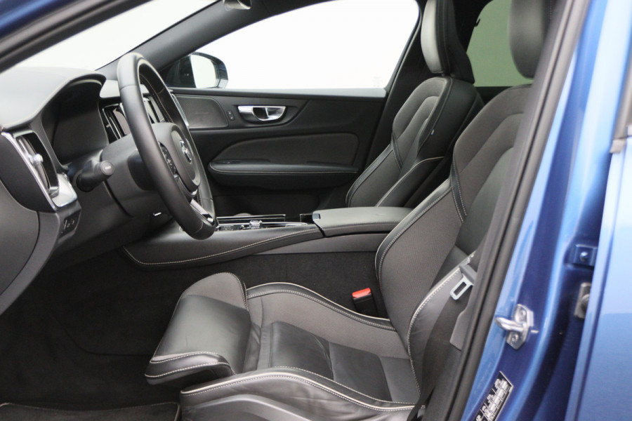 Volvo V60 2.0 T8 Recharge AWD R-Design Leer/Stof, Panoramadak, H&K, Camera, ACC, Standkachel, LED, DAB, 19''