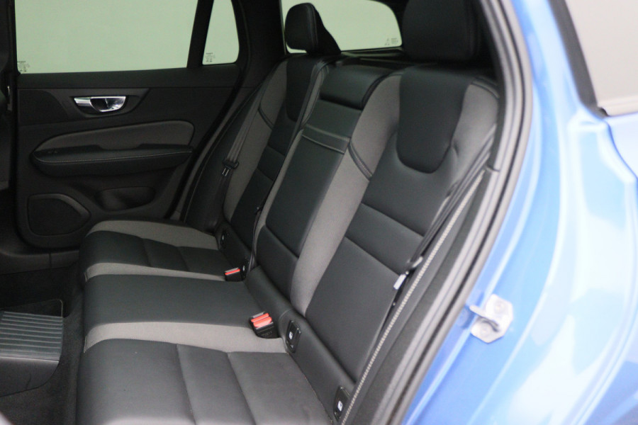 Volvo V60 2.0 T8 Recharge AWD R-Design Leer/Stof, Panoramadak, H&K, Camera, ACC, Standkachel, LED, DAB, 19''