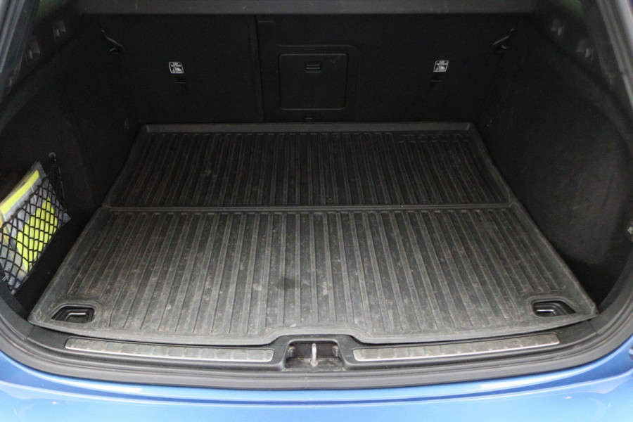 Volvo V60 2.0 T8 Recharge AWD R-Design Leer/Stof, Panoramadak, H&K, Camera, ACC, Standkachel, LED, DAB, 19''