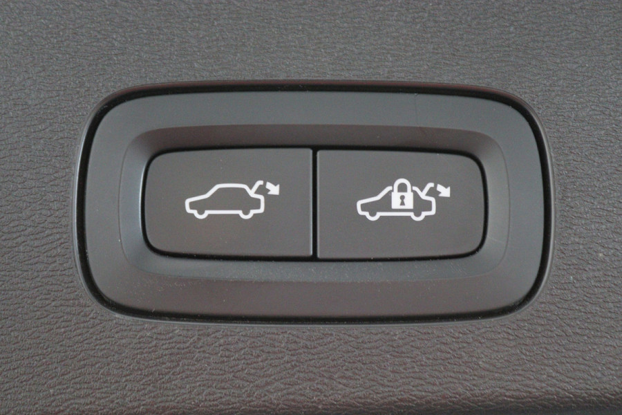 Volvo V60 2.0 T8 Recharge AWD R-Design Leer/Stof, Panoramadak, H&K, Camera, ACC, Standkachel, LED, DAB, 19''