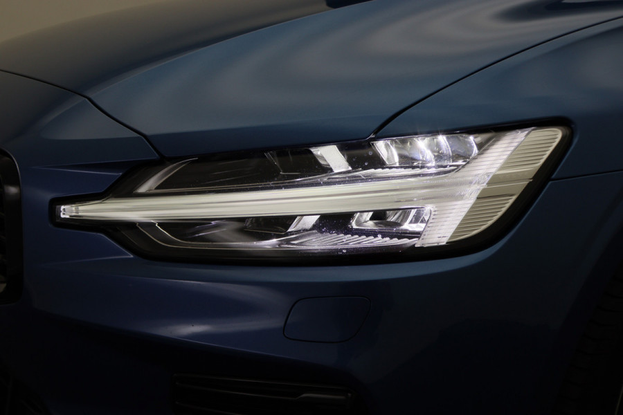 Volvo V60 2.0 T8 Recharge AWD R-Design Leer/Stof, Panoramadak, H&K, Camera, ACC, Standkachel, LED, DAB, 19''