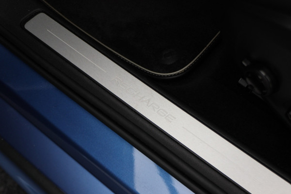 Volvo V60 2.0 T8 Recharge AWD R-Design Leer/Stof, Panoramadak, H&K, Camera, ACC, Standkachel, LED, DAB, 19''