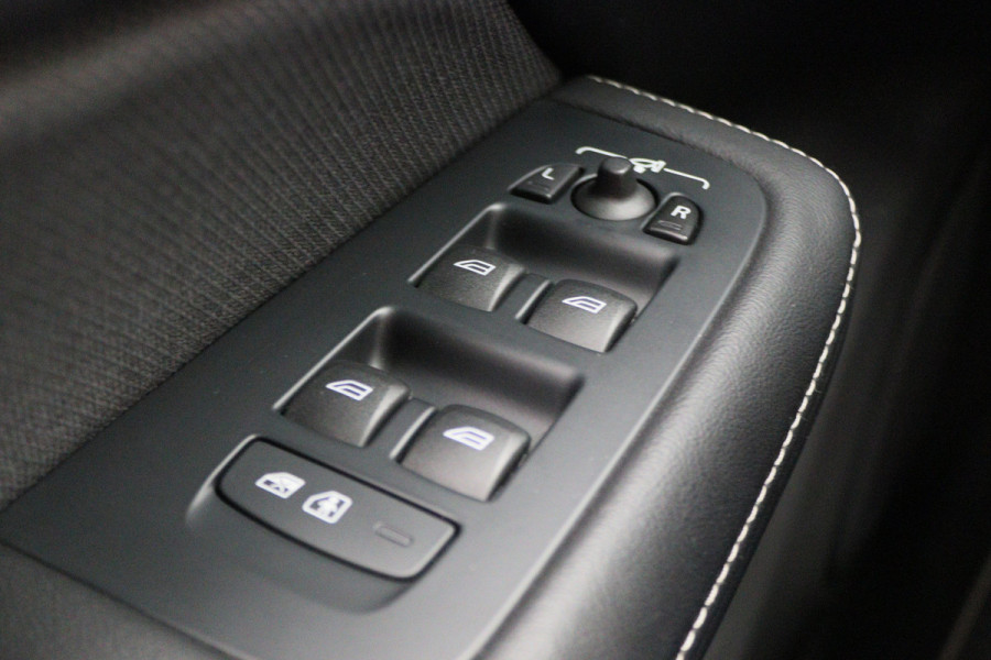 Volvo V60 2.0 T8 Recharge AWD R-Design Leer/Stof, Panoramadak, H&K, Camera, ACC, Standkachel, LED, DAB, 19''