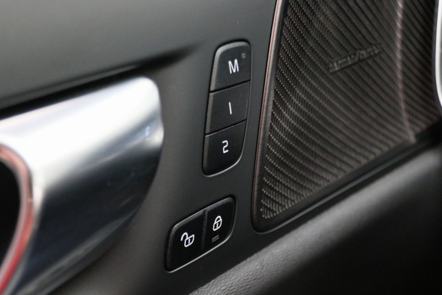 Volvo V60 2.0 T8 Recharge AWD R-Design Leer/Stof, Panoramadak, H&K, Camera, ACC, Standkachel, LED, DAB, 19''
