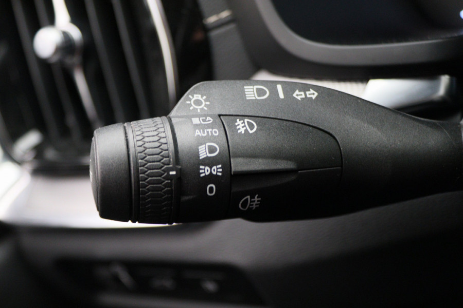 Volvo V60 2.0 T8 Recharge AWD R-Design Leer/Stof, Panoramadak, H&K, Camera, ACC, Standkachel, LED, DAB, 19''