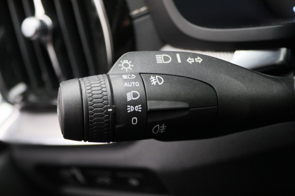 Volvo V60 2.0 T8 Recharge AWD R-Design Leer/Stof, Panoramadak, H&K, Camera, ACC, Standkachel, LED, DAB, 19''