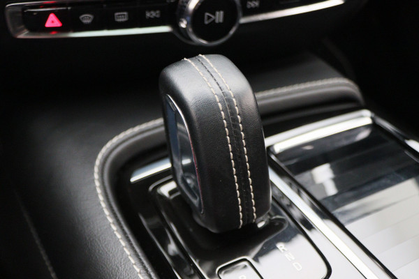 Volvo V60 2.0 T8 Recharge AWD R-Design Leer/Stof, Panoramadak, H&K, Camera, ACC, Standkachel, LED, DAB, 19''