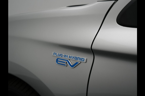 Mitsubishi Outlander 2.4 Intense Plug in Hybrid 225pk PHEV | Carplay | Parkeersensoren | Stoelverwarming | L.M. 18" | Camera | Cruise Control | Climate Control | DAB |