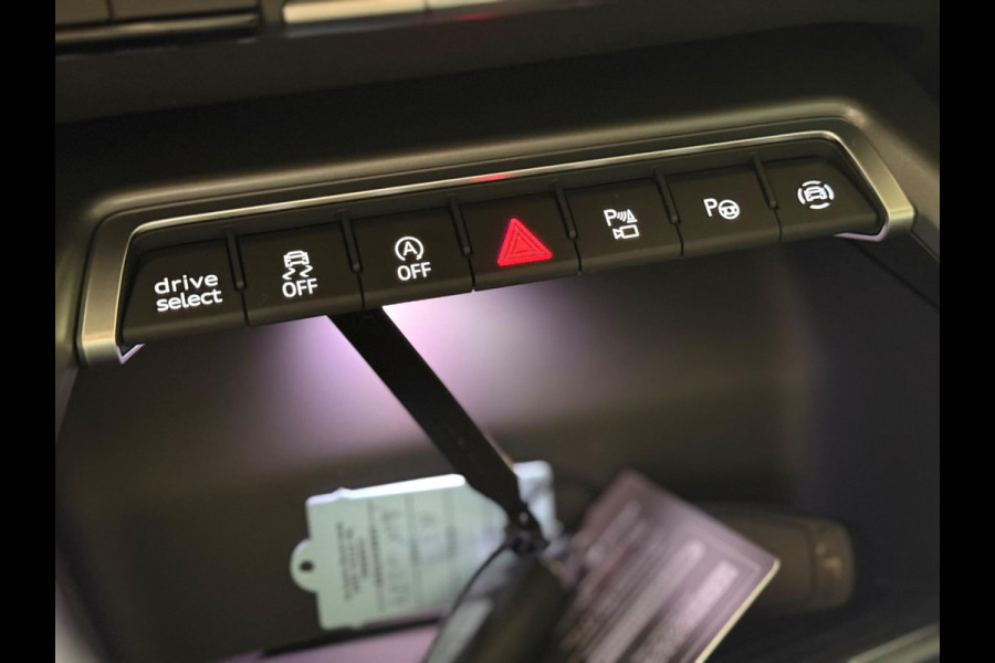 Audi A3 Sportback 2.5 TFSI RS 3 quattro | Pano | carbon | Kuipstoelen | ACC | Keyless | Sfeerverlichting