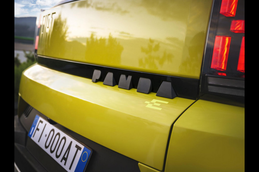 Fiat Grande Panda La Prima 44 kWh | Clima | Cruise | Camera | Apple Carplay | 17" | Navi | Winter Pack