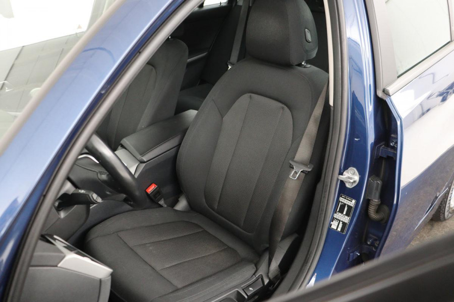 BMW 3 Serie 318i Business Edition | Stoelverwarming | Camera | Carplay | Live Cockpit | Full LED | Navigatie | Dodehoek detectie | Climate control