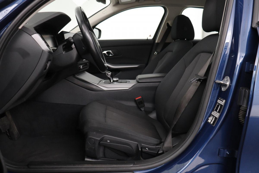 BMW 3 Serie 318i Business Edition | Stoelverwarming | Camera | Carplay | Live Cockpit | Full LED | Navigatie | Dodehoek detectie | Climate control
