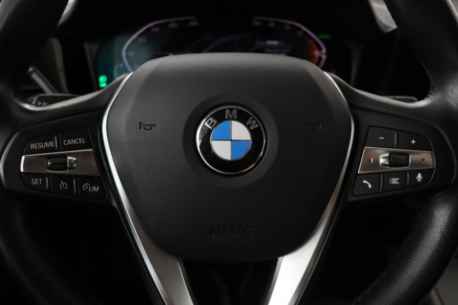 BMW 3 Serie 318i Business Edition | Stoelverwarming | Camera | Carplay | Live Cockpit | Full LED | Navigatie | Dodehoek detectie | Climate control