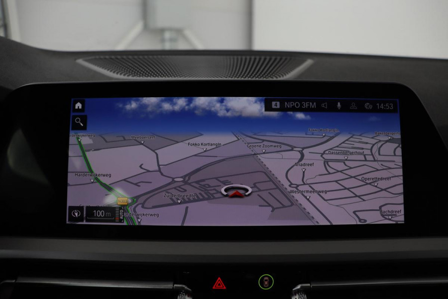 BMW 3 Serie 318i Business Edition | Stoelverwarming | Camera | Carplay | Live Cockpit | Full LED | Navigatie | Dodehoek detectie | Climate control