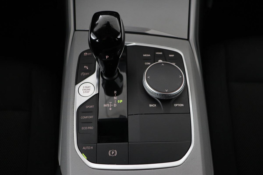 BMW 3 Serie 318i Business Edition | Stoelverwarming | Camera | Carplay | Live Cockpit | Full LED | Navigatie | Dodehoek detectie | Climate control