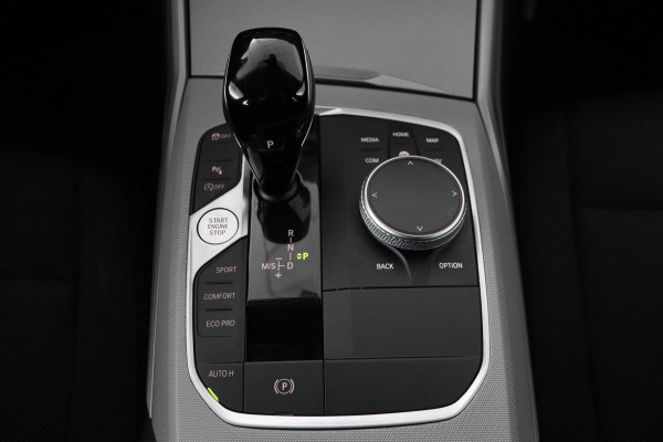 BMW 3 Serie 318i Business Edition | Stoelverwarming | Camera | Carplay | Live Cockpit | Full LED | Navigatie | Dodehoek detectie | Climate control