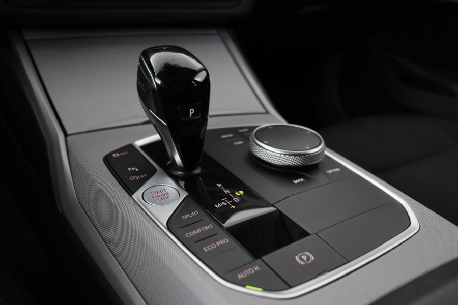 BMW 3 Serie 318i Business Edition | Stoelverwarming | Camera | Carplay | Live Cockpit | Full LED | Navigatie | Dodehoek detectie | Climate control