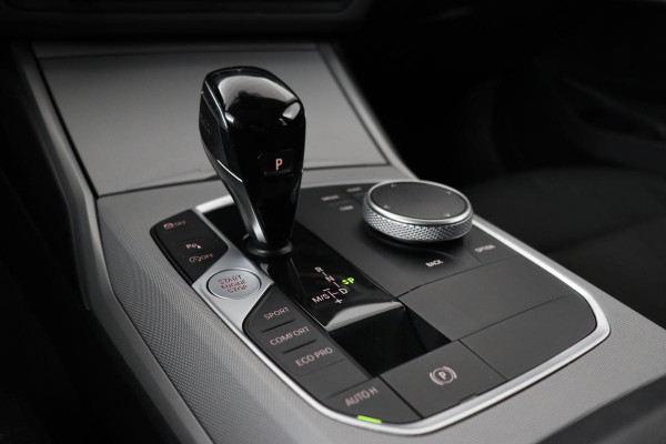 BMW 3 Serie 318i Business Edition | Stoelverwarming | Camera | Carplay | Live Cockpit | Full LED | Navigatie | Dodehoek detectie | Climate control