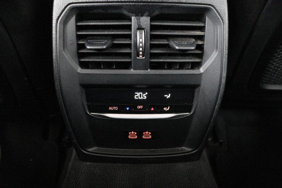 BMW 3 Serie 318i Business Edition | Stoelverwarming | Camera | Carplay | Live Cockpit | Full LED | Navigatie | Dodehoek detectie | Climate control