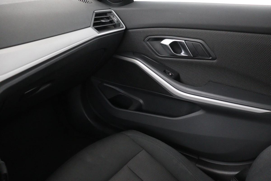 BMW 3 Serie 318i Business Edition | Stoelverwarming | Camera | Carplay | Live Cockpit | Full LED | Navigatie | Dodehoek detectie | Climate control