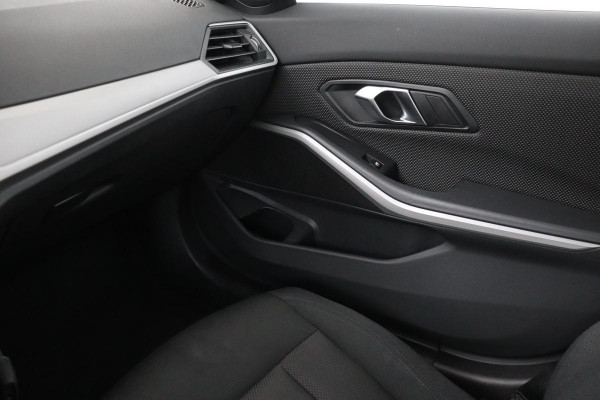 BMW 3 Serie 318i Business Edition | Stoelverwarming | Camera | Carplay | Live Cockpit | Full LED | Navigatie | Dodehoek detectie | Climate control