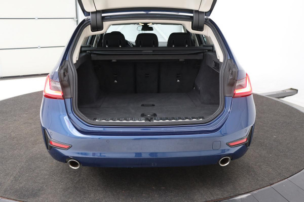BMW 3 Serie 318i Business Edition | Stoelverwarming | Camera | Carplay | Live Cockpit | Full LED | Navigatie | Dodehoek detectie | Climate control