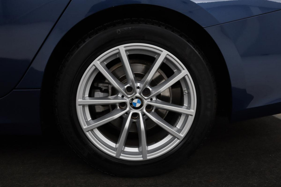BMW 3 Serie 318i Business Edition | Stoelverwarming | Camera | Carplay | Live Cockpit | Full LED | Navigatie | Dodehoek detectie | Climate control