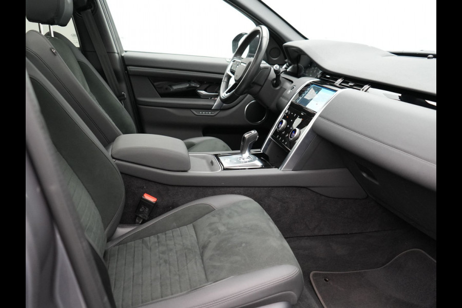 Land Rover Discovery Sport P300e S Plug In Hybrid Dealer O.H. PHEV | Panodak | Alcantara Sportstoelen Memory | Trekhaak Afneembaar | Adaptive Cruise | 360 Camera | L.M. 20" | Camera | Navigatie | Apple Carplay | Virtual | DAB |