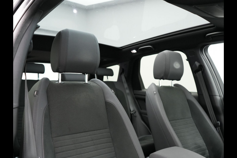 Land Rover Discovery Sport P300e S Plug In Hybrid Dealer O.H. PHEV | Panodak | Alcantara Sportstoelen Memory | Trekhaak Afneembaar | Adaptive Cruise | 360 Camera | L.M. 20" | Camera | Navigatie | Apple Carplay | Virtual | DAB |