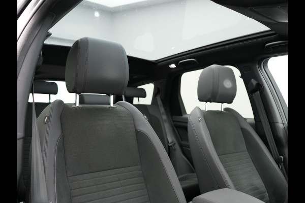 Land Rover Discovery Sport P300e S Plug In Hybrid Dealer O.H. PHEV | Panodak | Alcantara Sportstoelen Memory | Trekhaak Afneembaar | Adaptive Cruise | 360 Camera | L.M. 20" | Camera | Navigatie | Apple Carplay | Virtual | DAB |