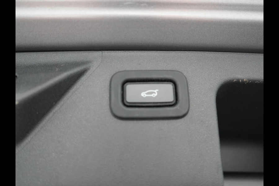 Land Rover Discovery Sport P300e S Plug In Hybrid Dealer O.H. PHEV | Panodak | Alcantara Sportstoelen Memory | Trekhaak Afneembaar | Adaptive Cruise | 360 Camera | L.M. 20" | Camera | Navigatie | Apple Carplay | Virtual | DAB |