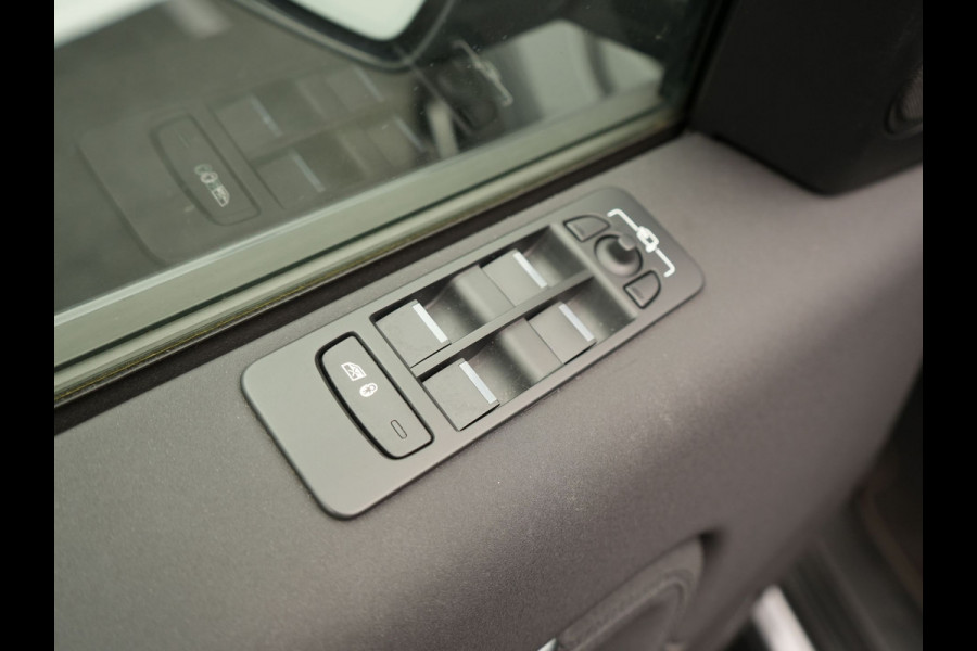 Land Rover Discovery Sport P300e S Plug In Hybrid Dealer O.H. PHEV | Panodak | Alcantara Sportstoelen Memory | Trekhaak Afneembaar | Adaptive Cruise | 360 Camera | L.M. 20" | Camera | Navigatie | Apple Carplay | Virtual | DAB |