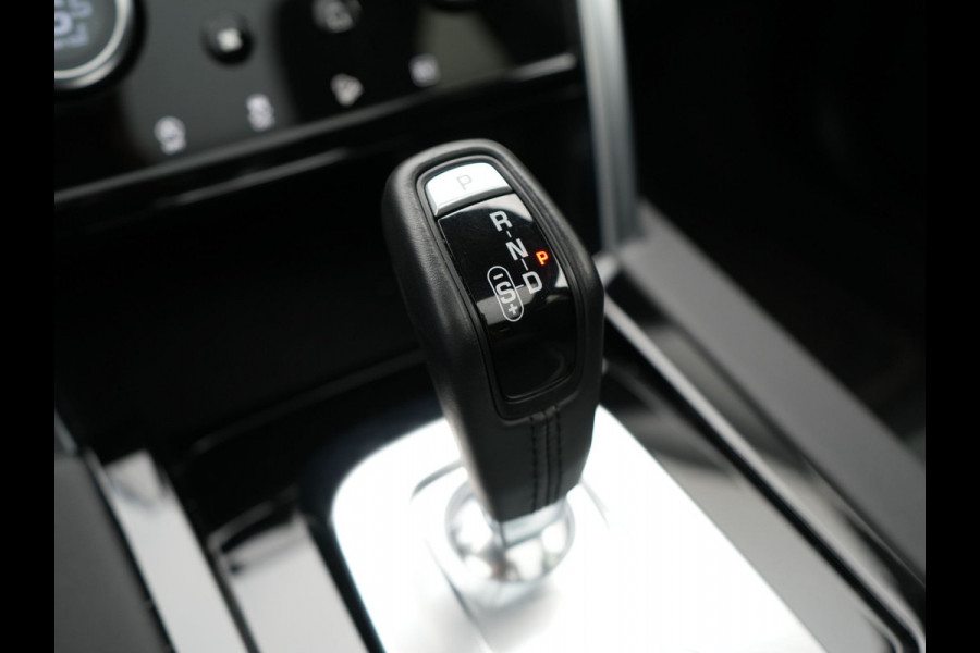 Land Rover Discovery Sport P300e S Plug In Hybrid Dealer O.H. PHEV | Panodak | Alcantara Sportstoelen Memory | Trekhaak Afneembaar | Adaptive Cruise | 360 Camera | L.M. 20" | Camera | Navigatie | Apple Carplay | Virtual | DAB |