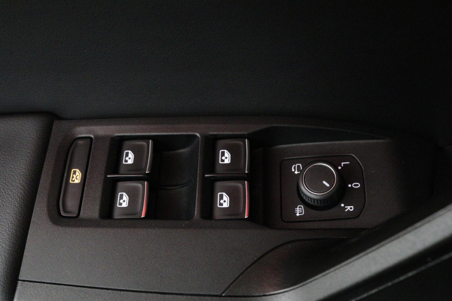 Seat Leon Sportstourer 1.5 eTSI FR (PARKEERSENSOREN, CRUISE, STUURVERWARMING, CAMERA, NAVIGATIE, SFEERVERLICHTING)